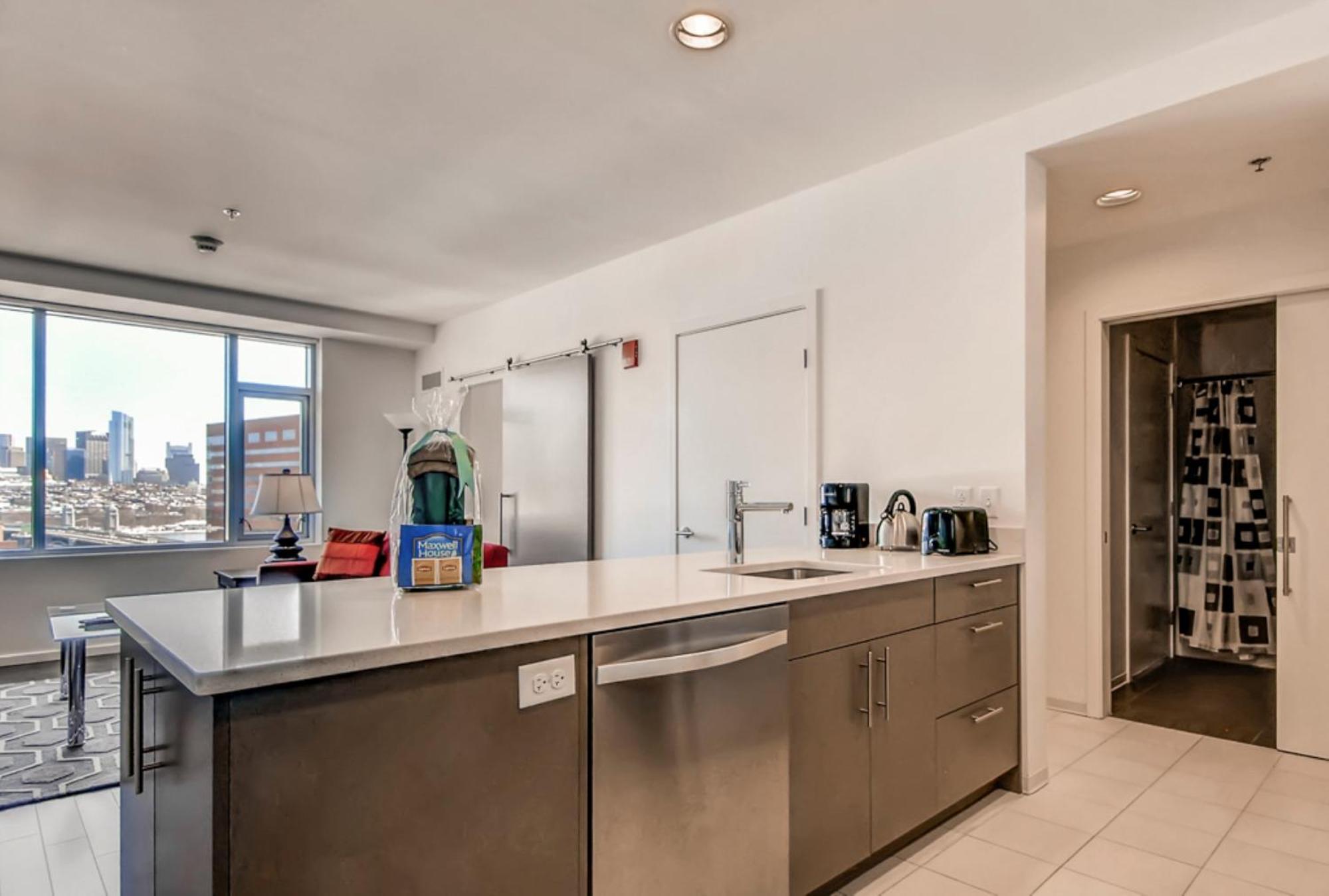 Global Luxury Suites At Kendall East Кеймбридж Екстериор снимка