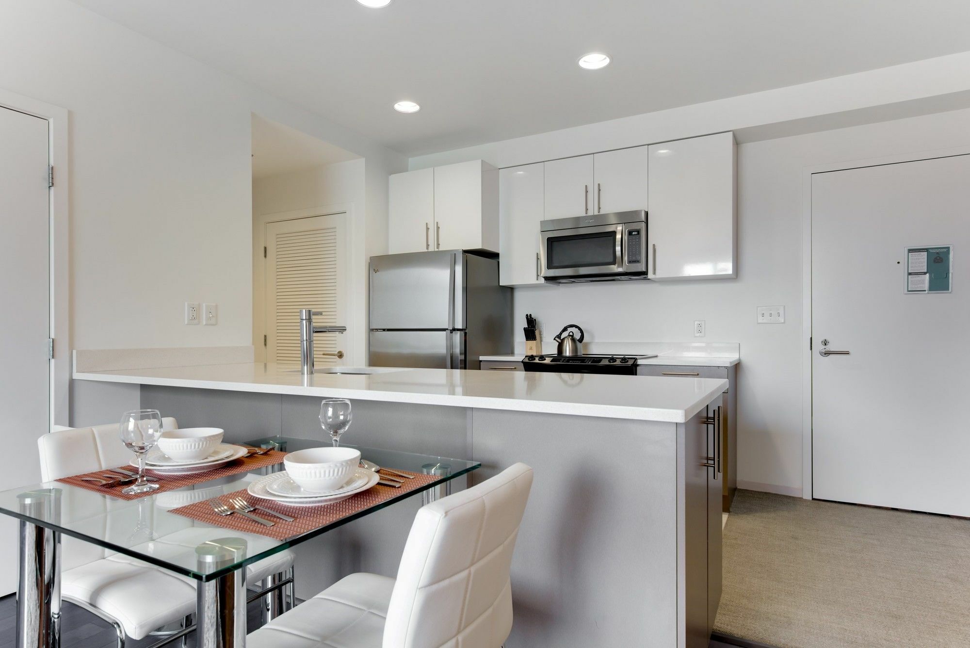 Global Luxury Suites At Kendall East Кеймбридж Екстериор снимка